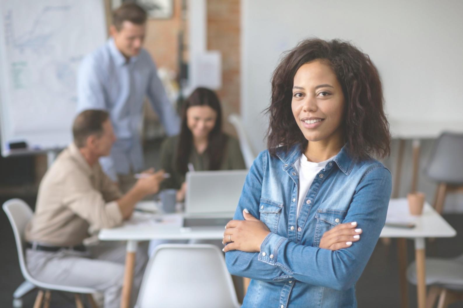 Estudiantes aprendiendo conceptos financieros en aula moderna